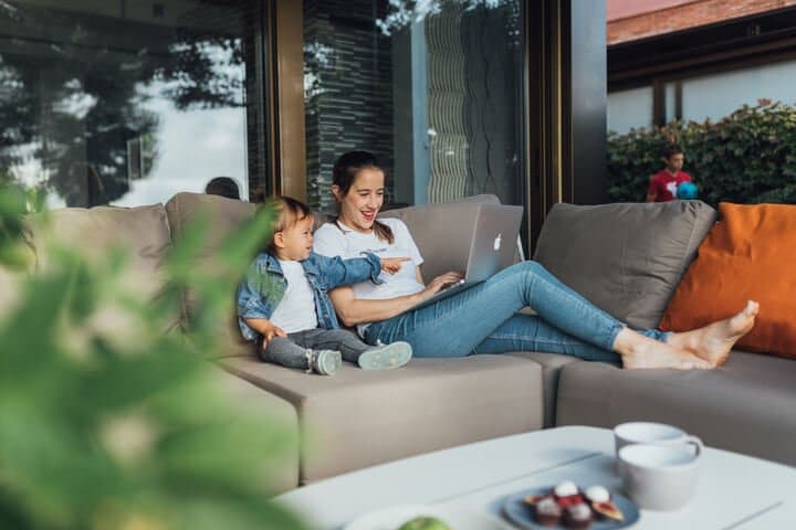 Una mami digital trabajando desde casa