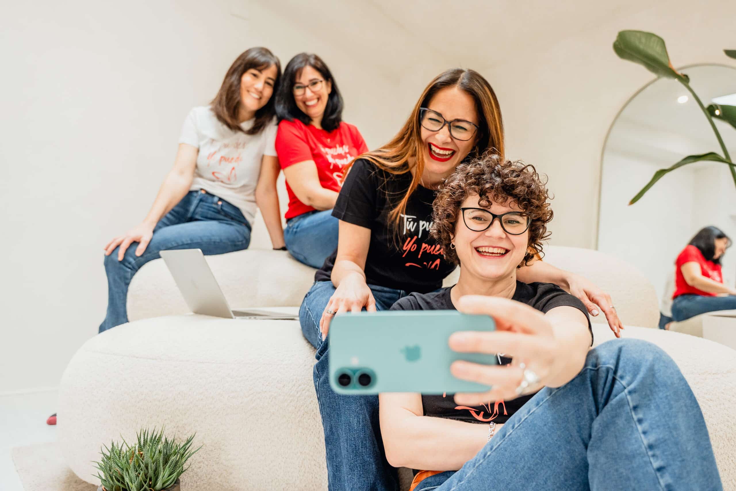 Billie con la comunidad de Mamis Digitales
