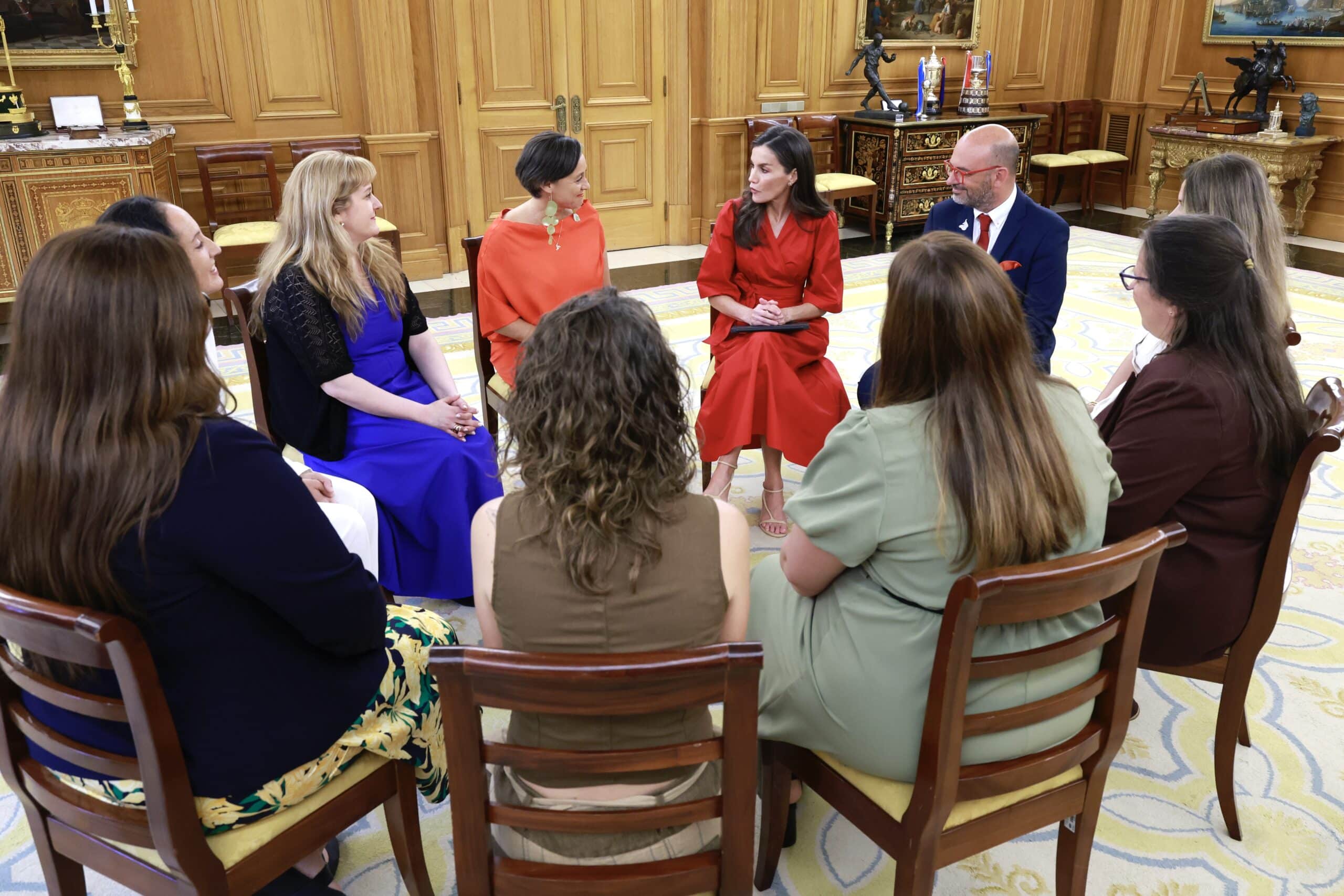 Su Majestad la Reina Letizia conversando con la comunidad de Mamis Digitales durante la audiencia en el Palacio de La Zarzuela